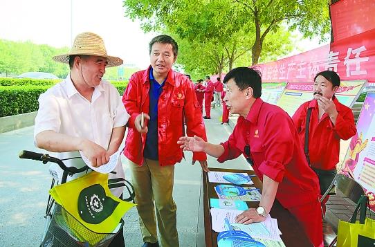 華北油田開展“安全生產(chǎn)宣傳咨詢?nèi)铡被顒?dòng) 