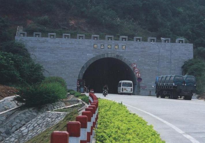 詳述山嶺隧道施工安全風(fēng)險(xiǎn)辨識(shí) 詳述山嶺隧道施工安全風(fēng)險(xiǎn)辨識(shí)