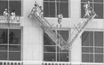 圖2　吊籃平臺(tái)過長(zhǎng)，超載后造成中部折斷